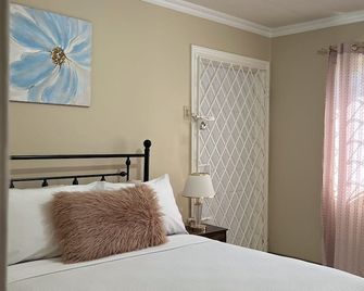 The Hideaway cozy , centrally located apartment 3 minutes from town center - Mandeville - Habitación