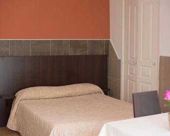 Hotel et Appartements Reine D'Azur - Roquebrune-Cap-Martin - Bedroom