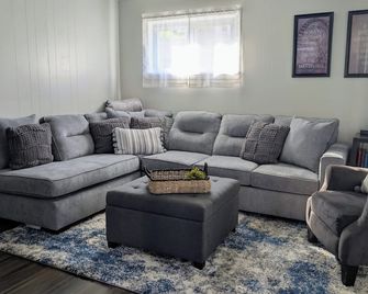 River Cottage w 2 Story covered deck w/ 2 firepits, Coffee bar & outdoor TV area - Franklin - Sala de estar