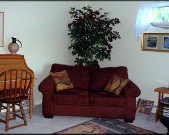 Cozy in to Your Vacation Bungalow in Central Montana. - Lewistown - Living room