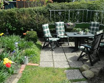 Welcome To Our Holiday Home \'Kiek Mol Wedder In\' - Lütjenburg - Innenhof