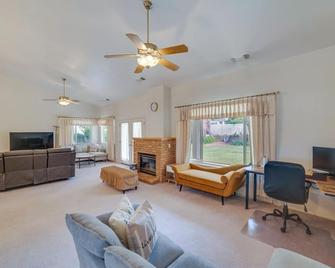 3 Mi to Lake Powell Home with Patio and Waterfall - Page - Sala de estar
