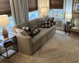 Charming Georgetown bungalow within walking distance to downtown & boat access - Georgetown - Sala de estar