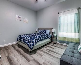 Cozy brand new beach house - 2 mins to the beach - Galveston - Bedroom