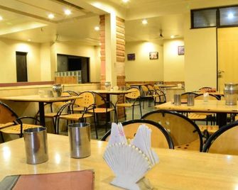 Hotel Rajmahal - Nashik - Restaurant