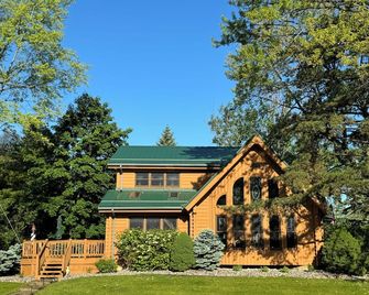 Beautiful Beachfront Custom Log Cabin on Lake Huron - Oscoda - Budova