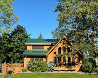 Beautiful Beachfront Custom Log Cabin on Lake Huron - Oscoda - Building