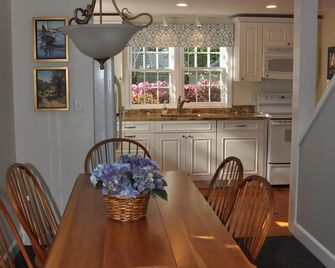 2 Bedrooms + Loft - Sleeps 6 in Beds but max 4 adults- 5 Blocks to Town - Nantucket - Comedor
