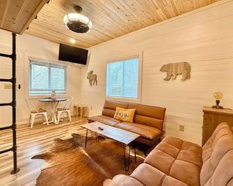 New Tiny cabin Hot tub Firepit Fenced yard - Sevierville - Sala de estar