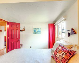 1 Mi to Grand Lake: Pet-Friendly Cabin w/ Grill! - Grand Lake - Bedroom