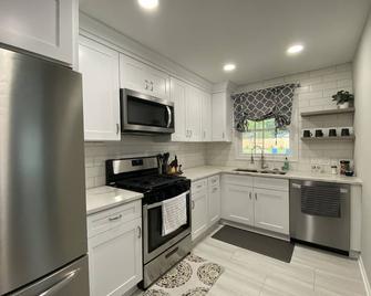 Aurora Apartment with fast Wi-Fi, in the unit laundry and garage. - Aurora - Kitchen