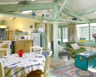 Le Petit Pavillon de La Gaudane with garden and swimming pool in Cordes sur Ciel itself - Cordes-sur-Ciel - Salle à manger