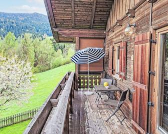 Wonderful private villa for 5 people with WIFI, TV and terrace - Verditz - Balkon