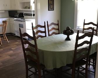 Cozy Farmhouse close to the Country Club, MerleFest and Apple Festival - Wilkesboro - Їдальня
