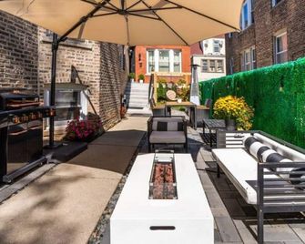 -Lovely 5BD/3BR/3Parking on premises/Sleeps 14 guests/Andersonville - Chicago - Innenhof