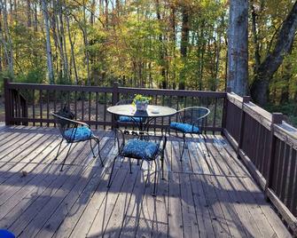 Charming 2-bedroom farmhouse nestled in the woods in welcoming Pilot Mountain. - Pilot Mountain