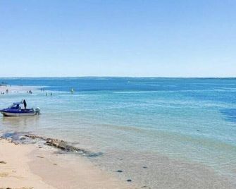 Seaford - Seabreeze; Beautiful Beachfront, 2-Bedroom Apartment - Wifi, Netflix. - Seaford - Playa