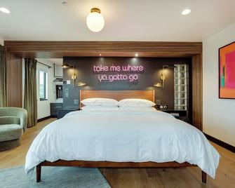 The Berry at The Louie Boutique Motel, Walk to Everything! Dog Friendly! - Newport - Yatak Odası