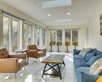 2 Mi to Winnipesaukee Shores Gunstock Retreat - Gilford - Living room