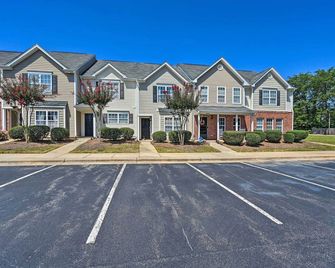 Cozy Greensboro Townhome about 7 Mi to UNC Campus - Greensboro - Building