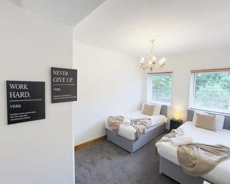 Clydebank 2 Bedroom Home - Clydebank - Bedroom