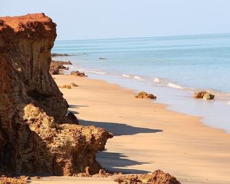 Red Dog's Retreat and Pup with a pool, WiFi & ocean views, sleeps 6 - Dundee Beach - Playa