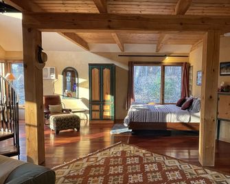A Romantic Escape, Woodstock Barn by A Stream with Hot Tub - Woodstock - Bedroom