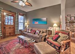 One-of-a-Kind Rustic Retreat in Dtwn Sturgeon Bay! - Sturgeon Bay - Vardagsrum