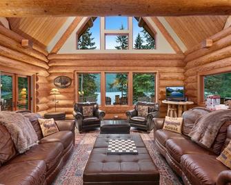 Lake front Lodge on Lake Swift - Cougar - Living room