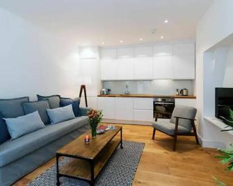 Charming Flat w/Private Patio - London - Living room