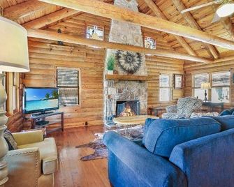 Picturesque Hill Country Views and Hot Tub - Inviting Log Home Retreat - Wimberley - Sala de estar