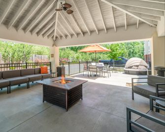 Candlewood Suites Auburn By IHG - Auburn - Patio