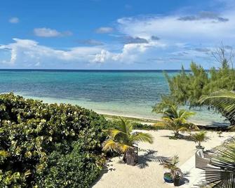 The Sunrise Oceanfront Studio Cottage in East End - East End - Strand