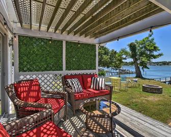 Riverfront Cottage Fire Pit and Kayaks - Deltaville - Patio