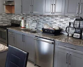 3 minutes to the lake for. lower suite with separate entrance. - Chestermere - Kitchen