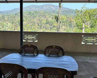 Lovely 6-bedroom estate in Hoskeri perfect for group getaways - Siddapur - Balcón