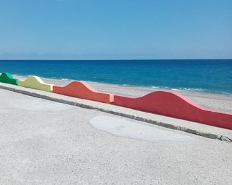 Sunny Seaside Escape in Caulonia - Caulonia - Strand