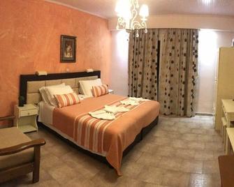 Steven's on the Hill - Agios Gordios - Habitación