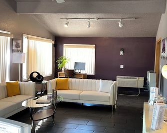 Econo Lodge Inn & Suites - Montrose - Living room