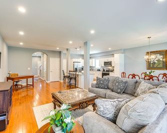 Louisville Retreat with Deck about 11 Mi to Downtown! - Louisville - Wohnzimmer