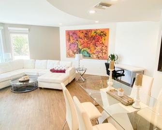 Experience A Modern Townhome with Marina Views - Marina del Rey - Pokój dzienny