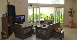 The Balboa Inn - Panama City - Living room