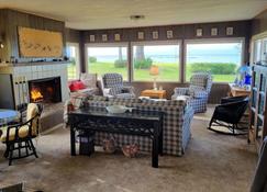 6 guest · Eddie Bauer's former Beachfront Cottage - Neah Bay - Dining room