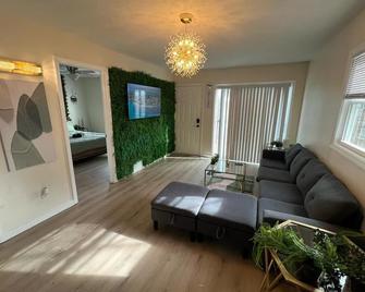 2br Modern Home - Near Wvu, Hospitals & Stadium - Morgantown - Living room