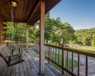 The Resting Place Cabin ~ Your Home away from Home - Huntsville - Balcony
