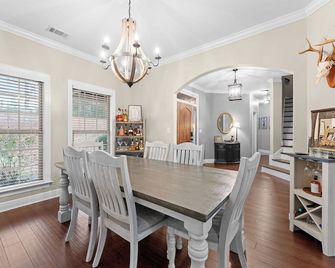 Liv Luxe- Tuscaloosa Rental with a deluxe outdoor entertainment area! - Northport - Essbereich