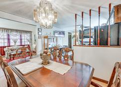 Charming Windsor Home with Private Backyard! - Windsor - Dining room