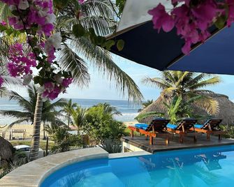 Beachfront Paradise Boutique Hotel - Breeze Room ll - Tlachicón - Pool