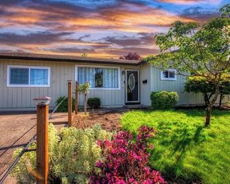 Garden House fenced yard with covered patio. Pets okay. Close access to shops. - Oregón City - Edificio