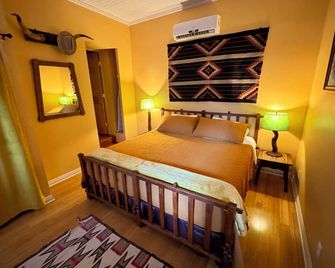 Charming casita in Historic Brewery Gulch walking distance to everything! - Bisbee - Bedroom